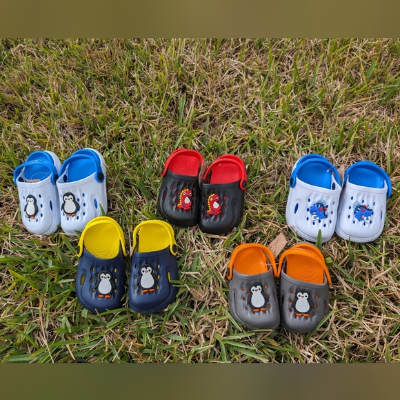 NWT Kids Clogs in sizes 12M to 3/4, Durable and Long-lasting, Penguin charm - Picture 4 of 5